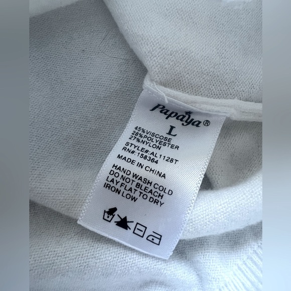 Papaya Cherry Embroidered Short Sleeve Sweater Knit Crop Top in White. Size L - Picture 5 of 7